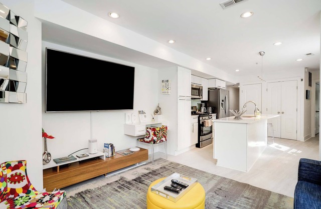 Contemporary Mid Century Apt in Shaw!