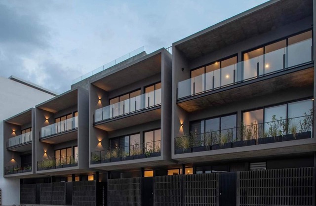 Contemporary New Apartment, 9 minutes walking from the beach. Marina roof views.