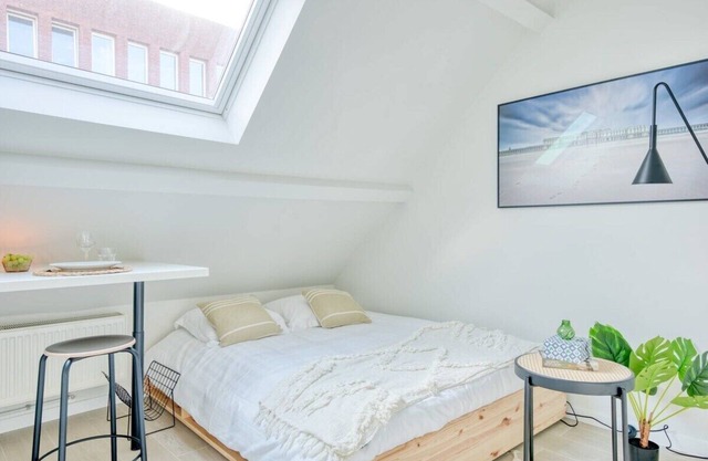 Contemporary Studio with Easy City Access
