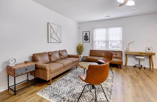 Contemporary Townhome ~ 7 Mi to Dtwn Raleigh!