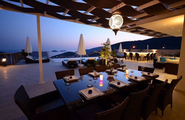 Contemporary Villa, amazing sea views, heated infinity pool, daily maid service