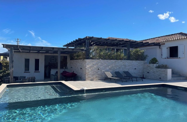 Contemporary villa with swimming pool, 8/10 people
