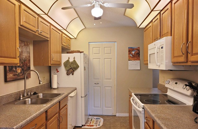 Conv Located! 2 Miles 2 Daytona Intl Spdway/ Tanger Outlets-Ground Floor-Community Pool -Secure WIF!