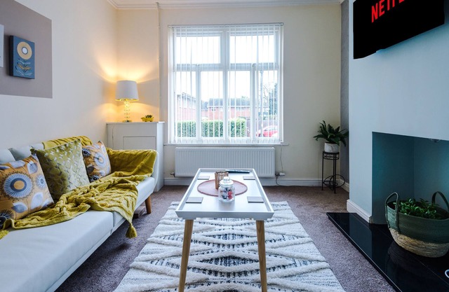 Convenient 2 Bedroom Home With Parking