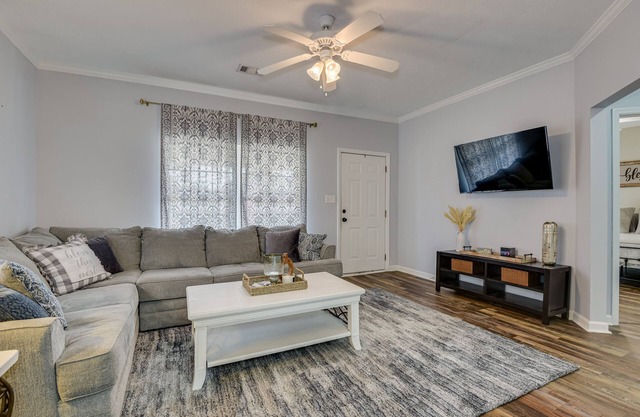 Convenient, Comfortable, & Charming Bungalow - Medical District!