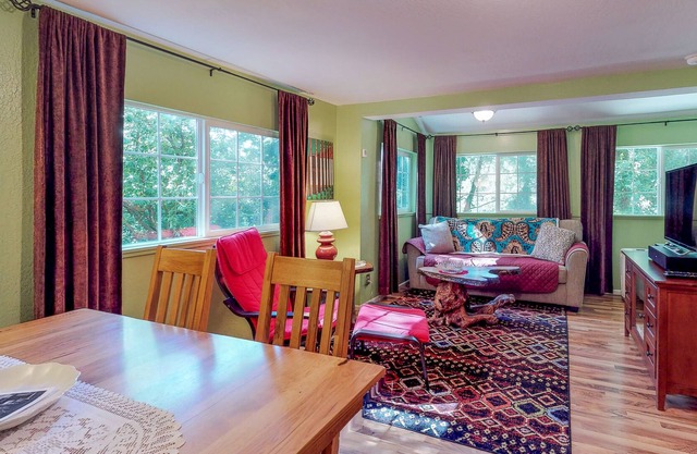 Convenient cottage with huge backyard, WiFi, & W/D - walk to beach