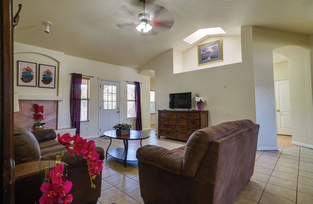 Convenient Las Cruces Home w/Patio & Grill!
