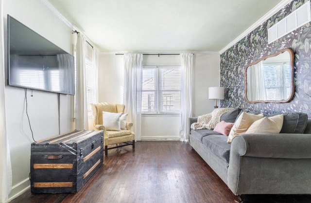 convenient located cute home! 3 Minutes to U of M and 10 to the medical district