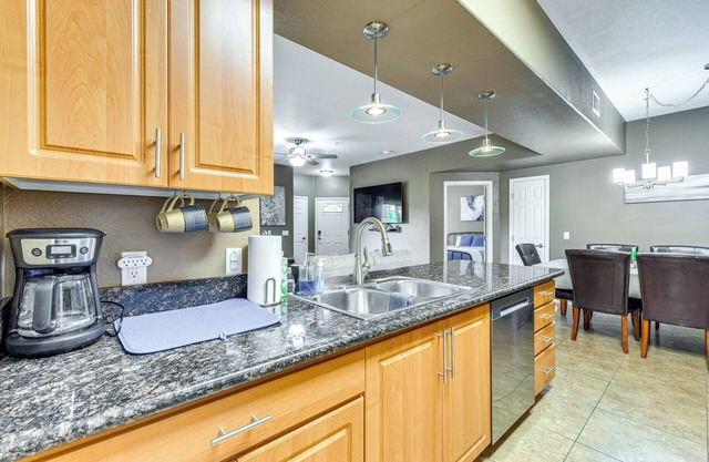 Convenient Mesa Condo w/Pool & Hot Tub Access!