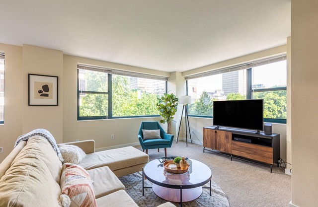 Convenient Old Town 2BR w/Gym, BBQ & Lounge, nr Park, by Blueground