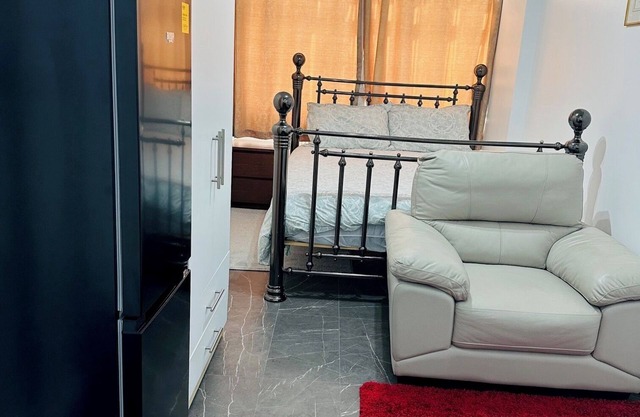 Convenient & spacious house close to golf club and easy links to central London.