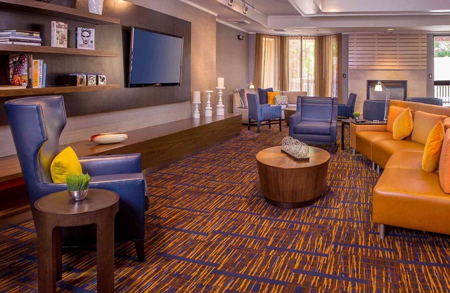 Convenient Stay, Superb Location! 2 Relaxing Units, Free Parking, Onsite Pool