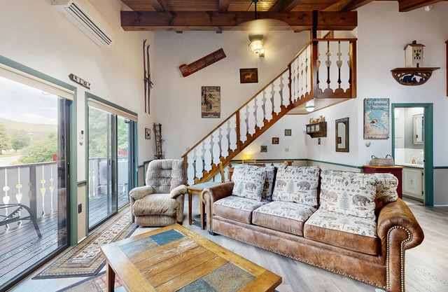 Convenient Townhouse plus Loft w/Free WiFi, Full Kitchen, Gas Fireplace, & More