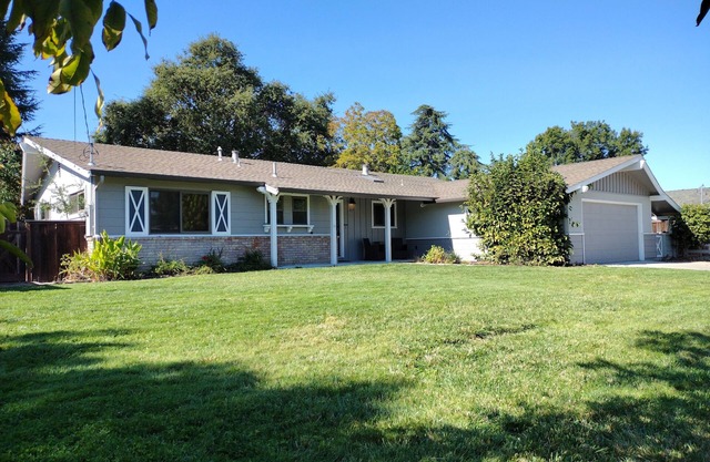 Conveniently Located Walnut Creek House 3 Br, 2 Ba w/Large Private Backyard