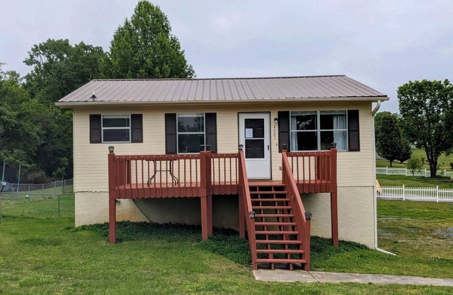 Conveniently located home, close to businesses, shopping and Ocoee recreation.