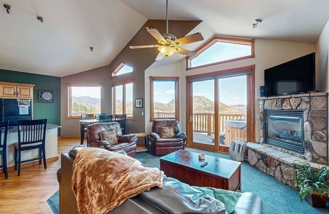 Conveniently located condo with private hot tub & great views