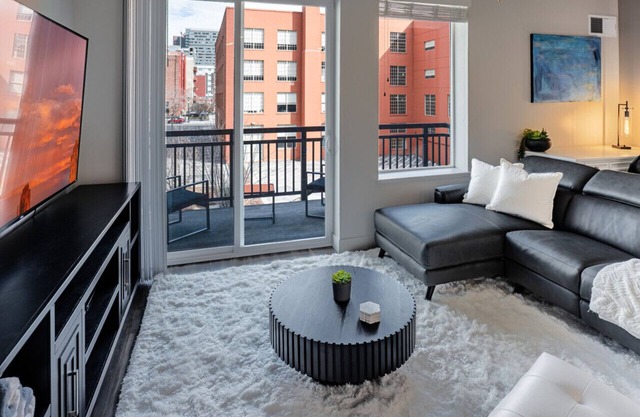 Convention Ctr Style-2BR Pool/HotTub/Gym/Theatre