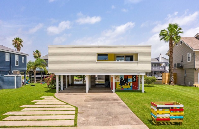 COOL BREEZE WATERFRONT CANAL Located in Jamaica Beach Community. Sleeps 8.