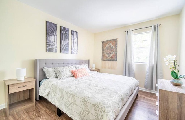 *Cool Crib * King Bed * Long Term Stays * Duke*
