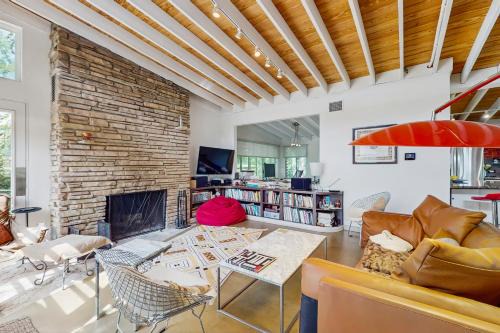 Cool Mid-Century Modern 3/2
