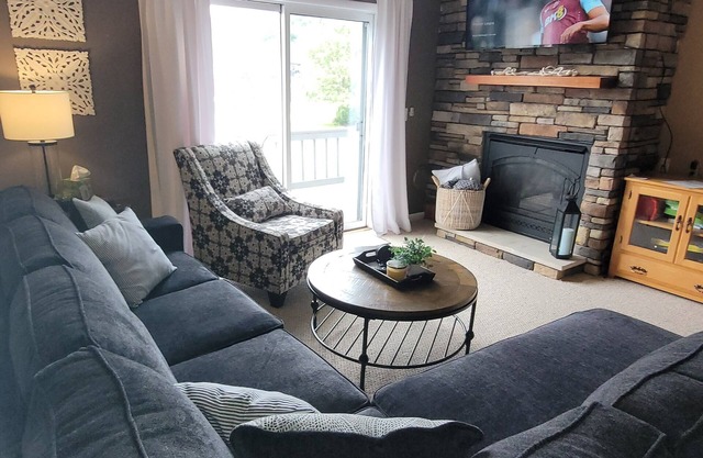 Cool & Quiet Condo–Walk to Town, AC & Balcony. Across street from Holiday Resort