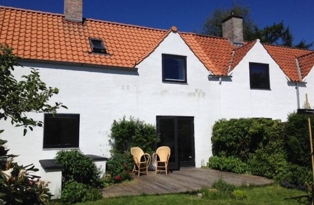 Copenhagen. Closed, peaceful garden, free parking and WiFi. Wide hist. Village