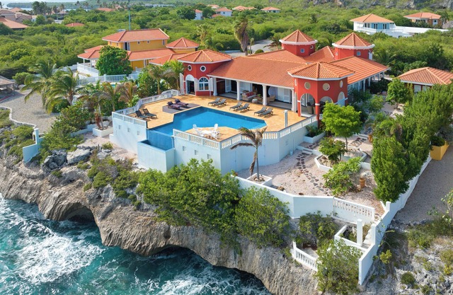 Coral Estate, Sunset House - Ocean front - 12-guests - Private Pool - Resort