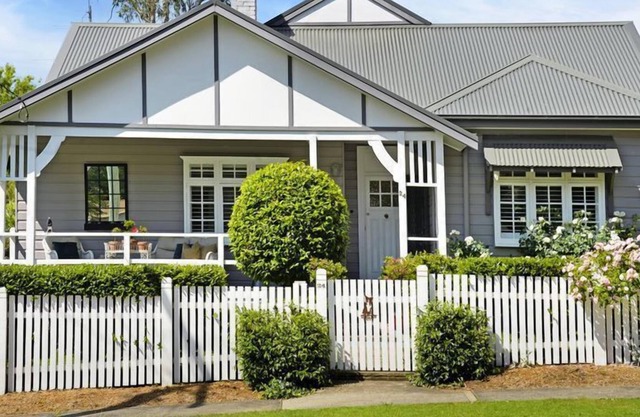 Corelli Cottage - quaint 1920's cottage