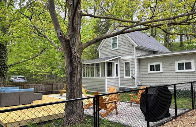 Corner Cottage, Downtown Saugatuck