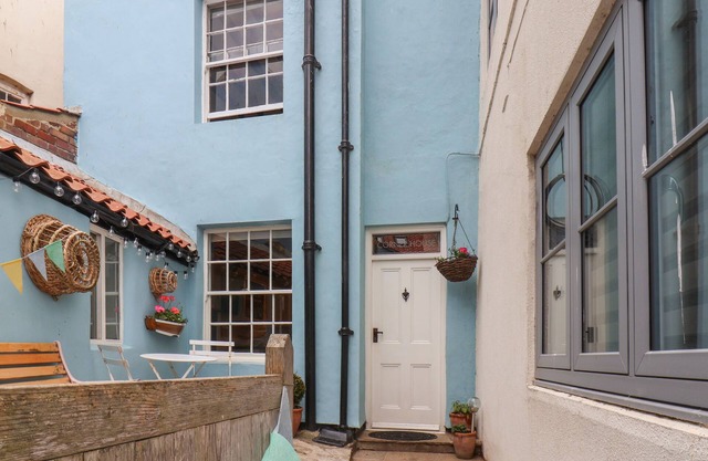 CORNER HOUSE, pet friendly, character holiday cottage in Staithes