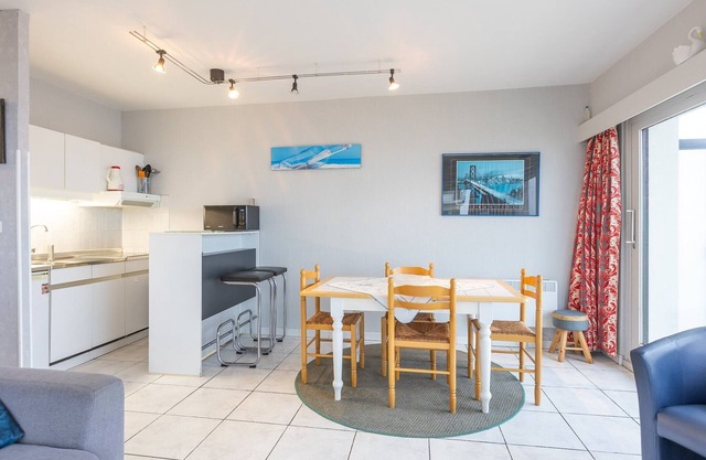 Corner studio with stunning sea views