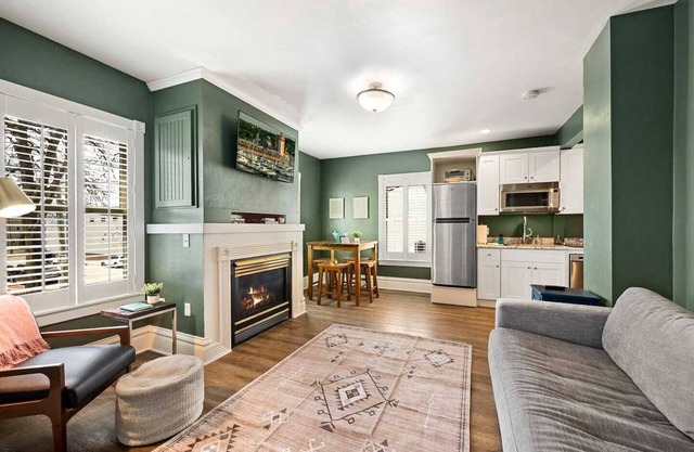 Corner Suite - Modern Comfort in the Heart of Downtown Sturgeon Bay