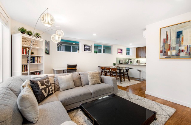 Corner Townhome with Rooftop Deck - Free WiFi & Washer/Dryer - Walker’s Paradise