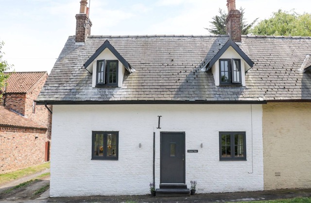 CORNER VIEW, pet friendly, with open fire in Great Driffield