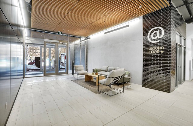 Corporate Stays - Spacious 2BR Loft with High Ceilings and Comfort