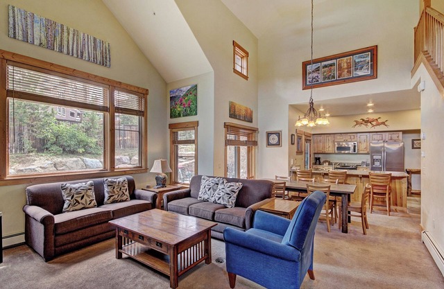 Cosmopolitan Decor + Spacious 3Br in Downtown Breck Sleeps 8
