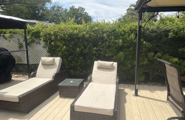 Costal style house with pool and beautiful back yard close to downtown and beach