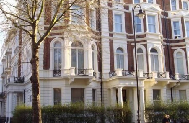 Cosy 1-bedroom Kensington flat, well located for transport & tourist attractions