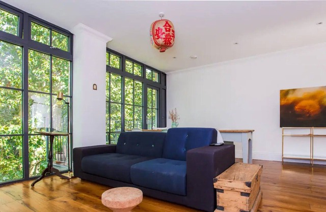 Cosy 2 Bedroom Apartment with Great Outdoor Balcony