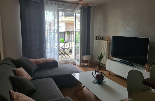 Cosy 2-bedroom apartment, parking available and 20 minutes by train from central Paris.