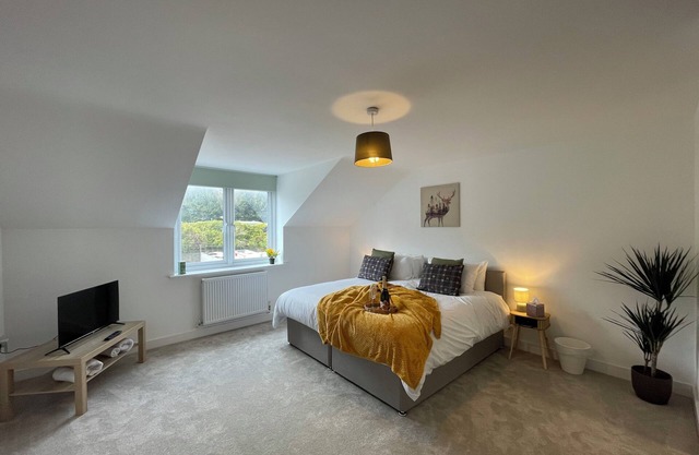 Cosy 3-Bed Dover | Sleeps 8 | EV + Free Parking
