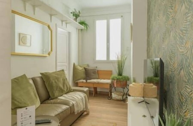 Cosy 3 bedroom apartment, AC, central, Beach: 750m