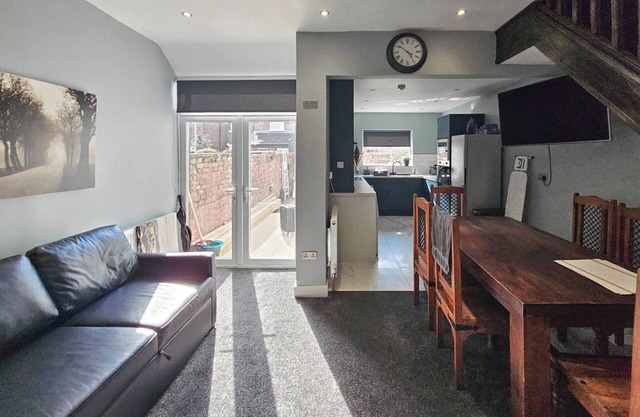 Cosy 4-Bed Home with On-street parking