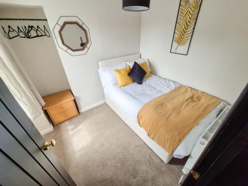 Cosy 4-Bed Home with Parking Near City