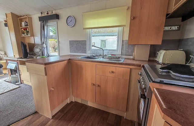 Cosy 8 berth caravan near to Skegness at Southview Holiday Park ref 33057F