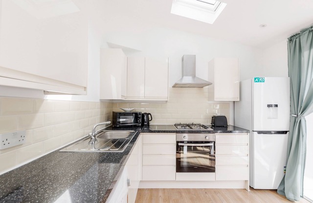 Cosy and bright 2 bedroom house, close to Olympic City, Excel and O2