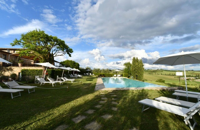 Cosy apartment for 4 people with A/C, pool, WIFI, TV and pets allowed, close to Siena