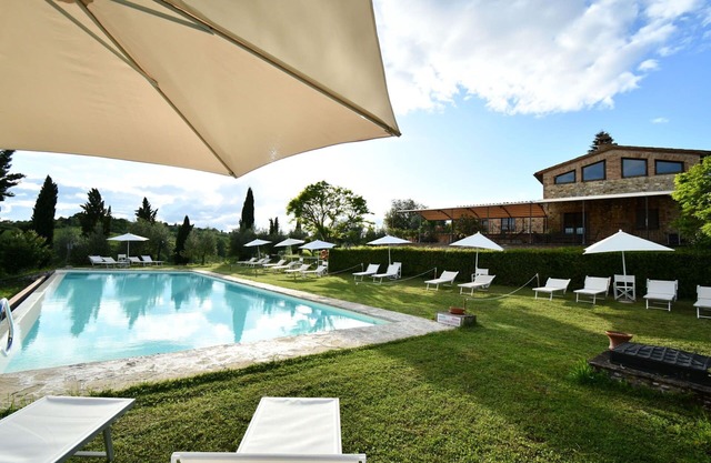Cosy apartment for 5 people with A/C, pool, WIFI, TV, pets allowed and parking, close to Siena