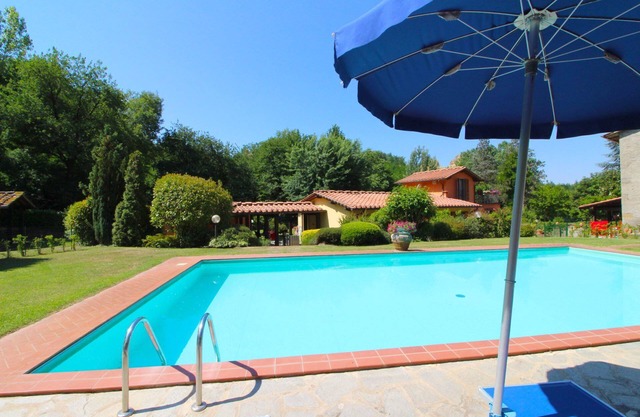 Cosy apartment for 6 people with pool, WIFI, pets allowed and parking