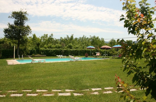 Cosy apartment for 4 guests with pool, WIFI, TV, pets allowed and parking, close to Cortona